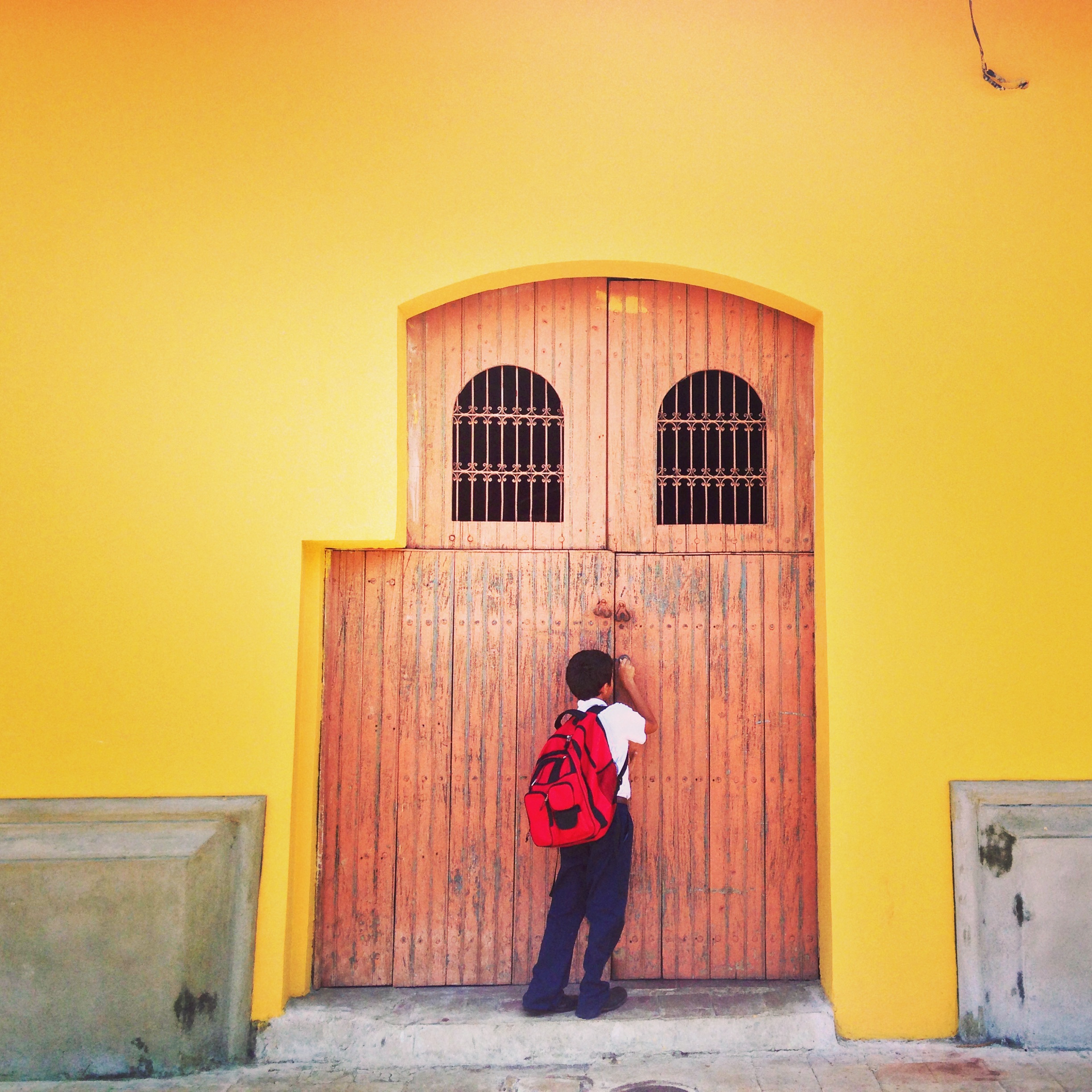 niño tocando puertas.jpg
